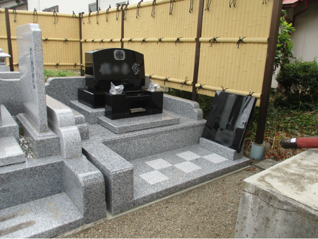 群馬の墓石施工事例 黒御影石と白御影石を使用した和洋折衷墓石