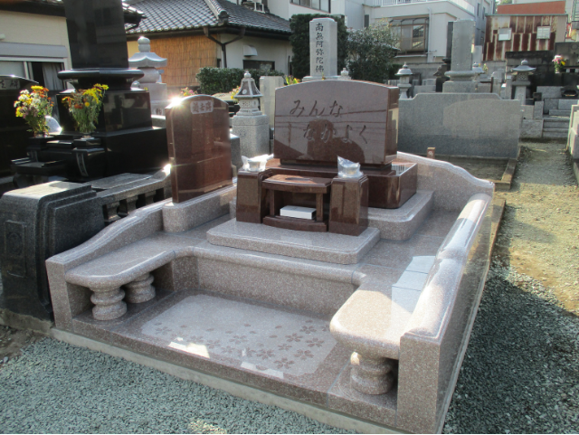 群馬の洋型墓石施工事例 赤御影石と白御影石を組み合わせた温かみのあるデザイン