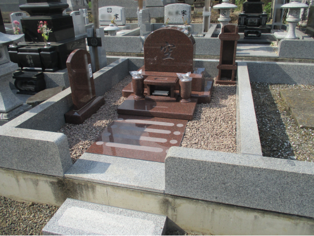 群馬の洋型墓石施工事例 赤御影石と白御影石を組み合わせた温かみのあるデザイン