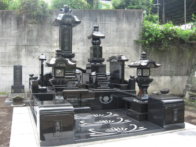 群馬の和型墓石施工事例 インド産黒御影石を使用した大型墓所