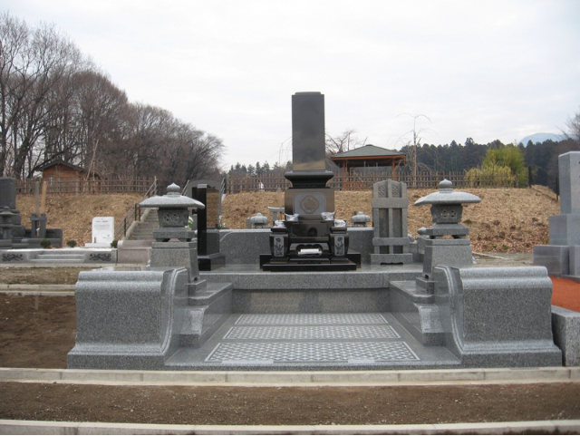 群馬の和型墓石施工事例 御影石と黒御影石を組み合わせたデザイン