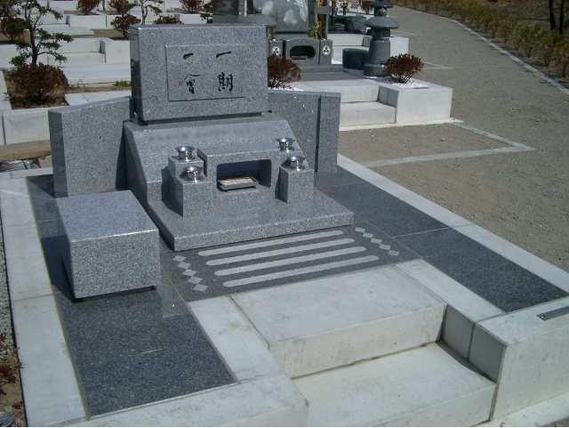 群馬県で施工した洋型墓石。グレー御影石とダークグレー御影石を組み合わせ、モダンでシンプルなデザインに仕上げた事例。広い参拝スペースとストライプ模様が特徴。