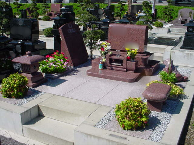 イリカルレッドと663石を組み合わせた洋型墓。前橋市営嶺公園墓地に建立された、ペットの石像が見守る温かみあるデザイン墓