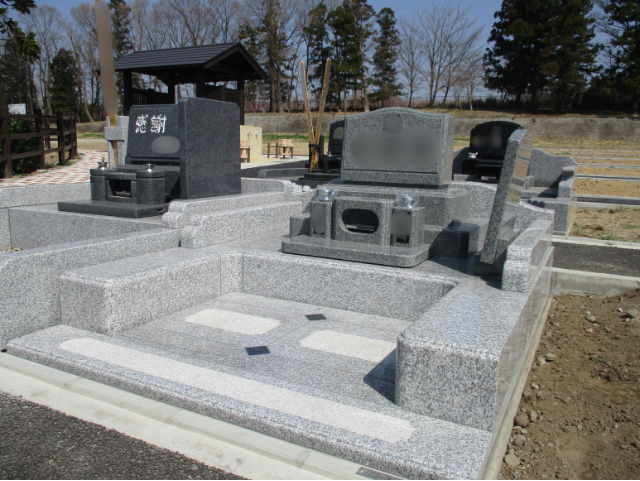 アーバングレーと中国産白御影を組み合わせた洋型ツートン墓石。前橋市営嶺公園墓地Fブロックに建立された上品でモダンなデザイン。