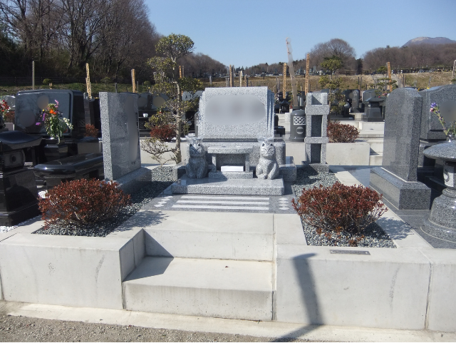 中国産白御影を使用した洋型墓石。花立部分を猫の置物でデザインし、故人を優しく見守る印象の個性豊かな墓石。