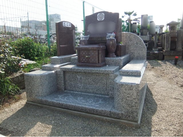 マホガニーと中国産白御影を使用したツートン墓石。外柵にウサギの彫刻が施された、温かみのあるデザインの洋型墓石。