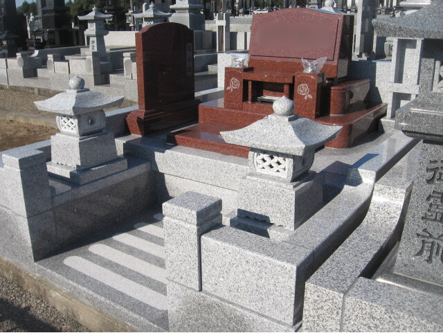 ニューインペリアルレッドと中国産白御影を組み合わせた和型ツートン墓石。灯籠付きで重厚感と高級感を兼ね備えたデザイン。