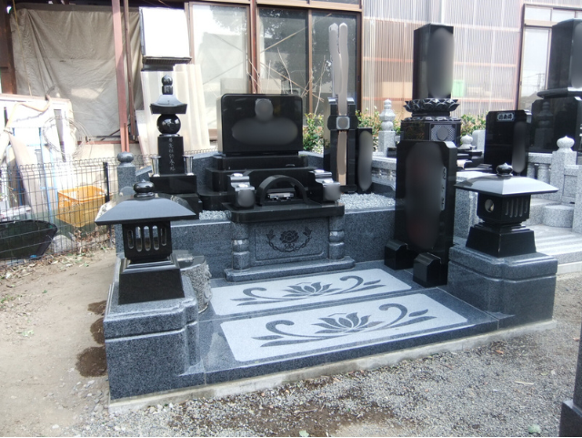クンナムと654を使用した黒御影石の和型墓石。前橋市営亀泉霊園から市内寺院に移設・新設した重厚感のある施工例。