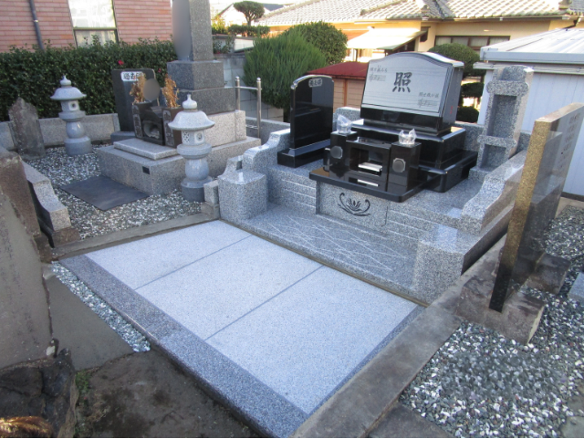 クンナムと中国産白御影を組み合わせたツートン墓石。高崎市の共同墓地に建立され、過去碑の裏に施主作詞の曲が彫刻された施工事例。