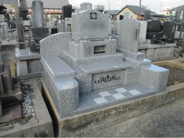中国産白御影石を使用した和型墓石。前橋市内の寺院に建立され、明るく気品あるデザインが調和した施工事例。