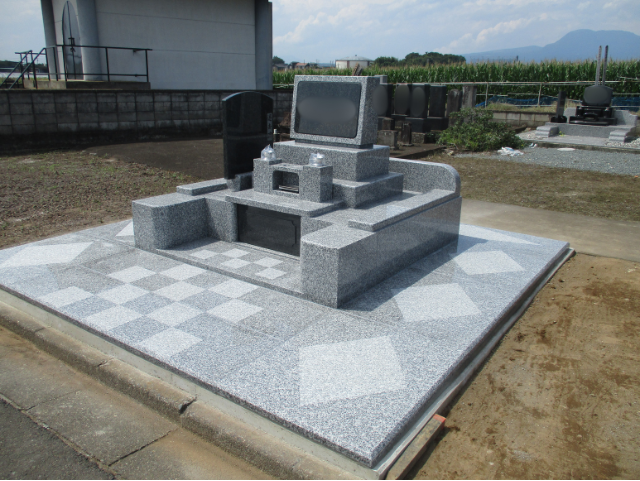 インド産V1と中国産白御影を使用した洋型墓石。前橋市内の共同墓地に設置され、明るさと重厚感を両立したデザインの施工事例。