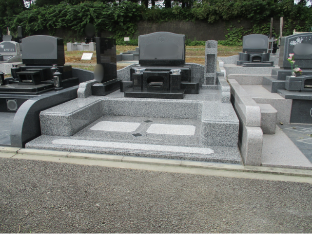 クンナムとアーバングレーを使用した洋型墓石。前橋市営嶺公園墓地Fブロックに設置され、上質なツートンデザインが印象的な施工事例。