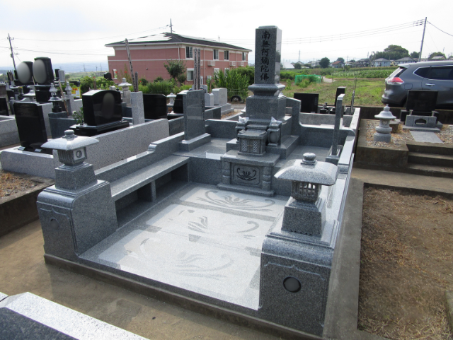 インド産アーバングレーを使用した和型墓石。前橋市内の寺院に設置され、明るく上品な印象と高い耐久性を備えた施工事例。