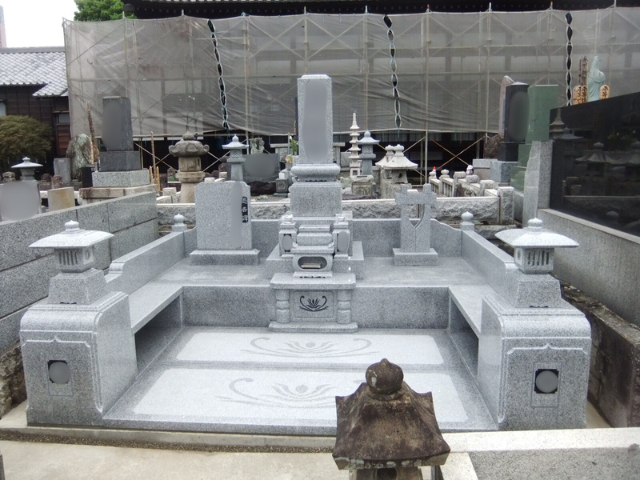 前橋市内寺院に建立された中国産白御影の和型墓石。左右ベンチ付き外柵と石灯籠・塔婆立が調和し、明るく重厚感のある伝統型施工例。