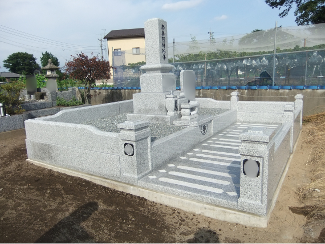 伊勢崎市内の個人墓地に建立された中国産白御影の和型墓石。広い区画に整然と配置され、参道デザインと南向き石塔が特徴。