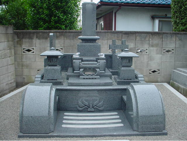 前橋市内の個人墓地に建立された654石を使用した和型墓石。両側に燈籠を配置し、ストライプ模様の参道とアーチ状の外柵が特徴的な重厚なデザイン。