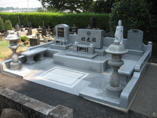 前橋市内の介護施設に設置された白御影石の共同墓地。観音像や石灯籠を備えた明るく穏やかな供養空間。