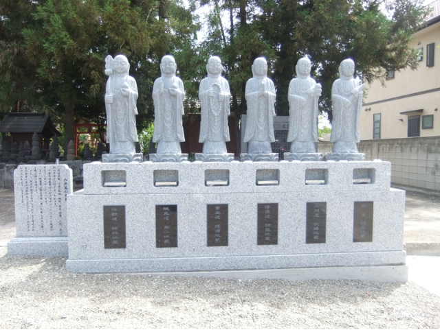 YKDと中国産白御影を使用した六地蔵尊の供養 monument。六体の地蔵像が並ぶ荘厳な石造 memorial。