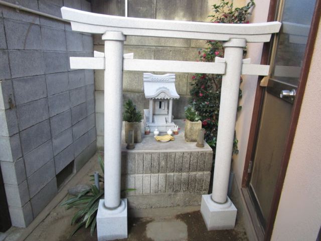 個人宅の庭に設置された中国産白御影石の鳥居と稲荷宮。コンパクトながら上質な石造りの稲荷祠。