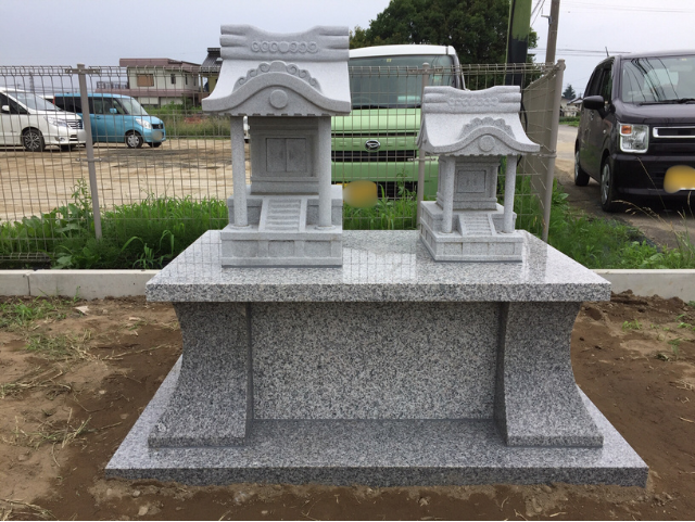 個人宅に設置された中国産白御影石の稲荷宮二基と石製台座。上質な石造で祀られたお稲荷様。