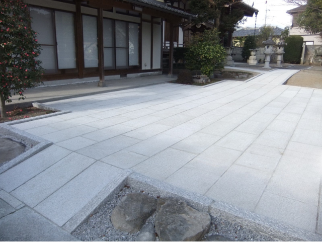 前橋市内の寺院境内に施工された中国産白御影石による石張り参道。整然と美しい石畳舗装。