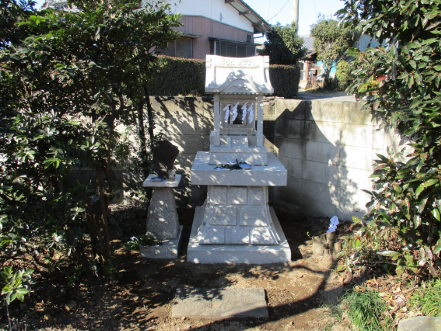 個人宅の庭に設置された中国産白御影石の稲荷宮と台座。木々に囲まれた祠の石造り設置風景。